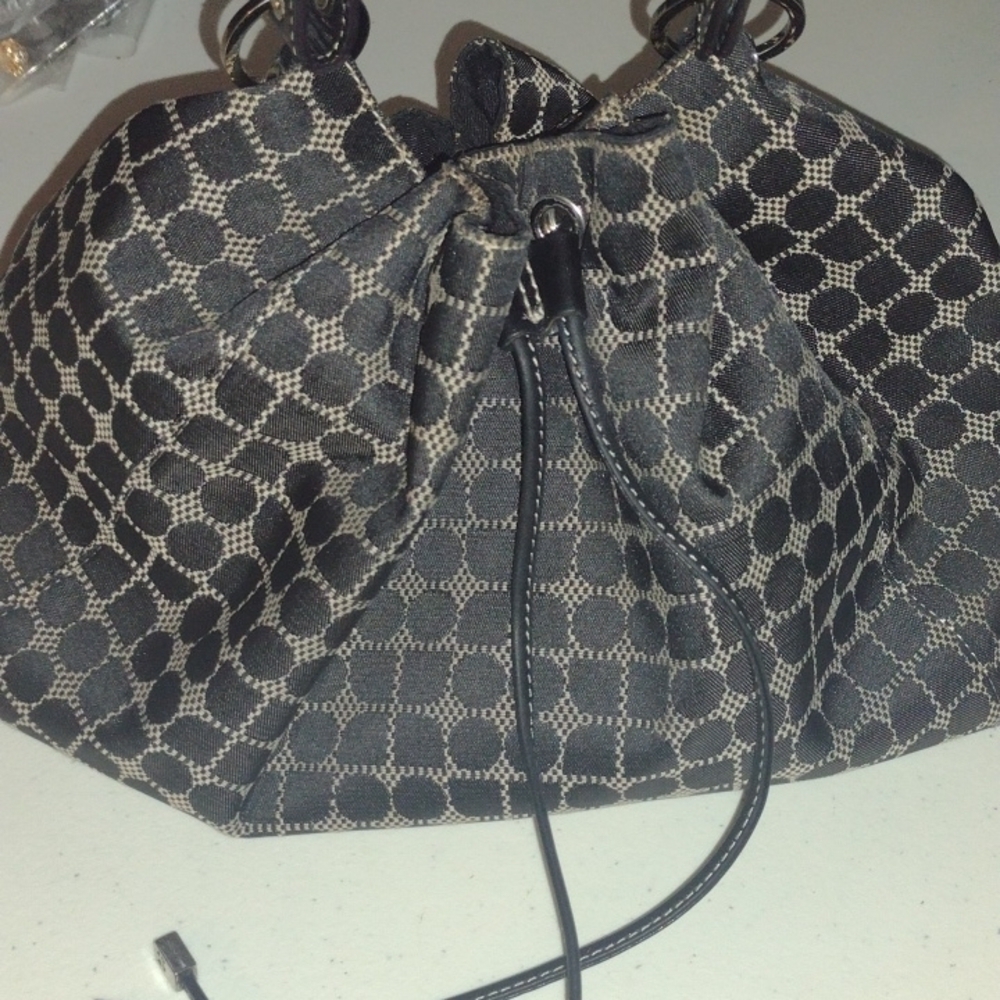 KATE SPADE BLACK WHITE SIGNATURE LOGO DRAWSTRING BUCKET HANDBAG - Picture 11 of 12